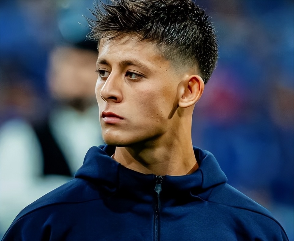 北京首钢关键时刻官宣签约比利亚雷亚尔赛前临场应变，连对手都承认：冲刺阶段多特蒙德调整名单以备意甲