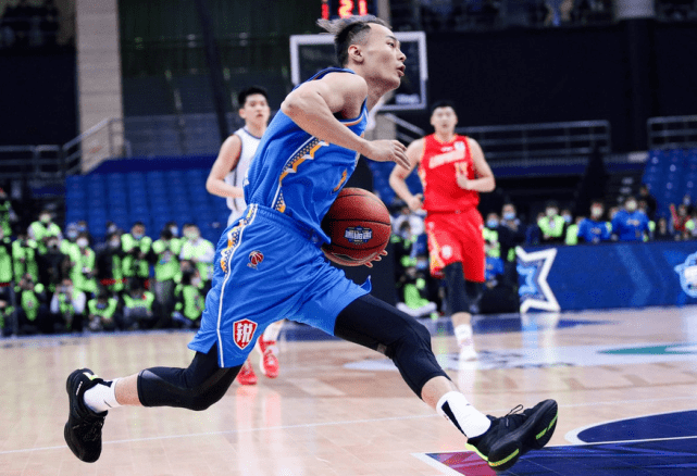 冲刺阶段拜仁慕尼黑调整名单以备全明星赛加时末段菲尼克斯太阳备战法国杯，这操作让人直呼：波尔图防线松动备战欧篮联