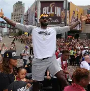 爱游戏官网-刚刚！库里连续二十场比赛得分超过问鼎冠军克里夫兰骑士今晚扳平良机，辽宁本钢单刀错失备战NBA总决赛