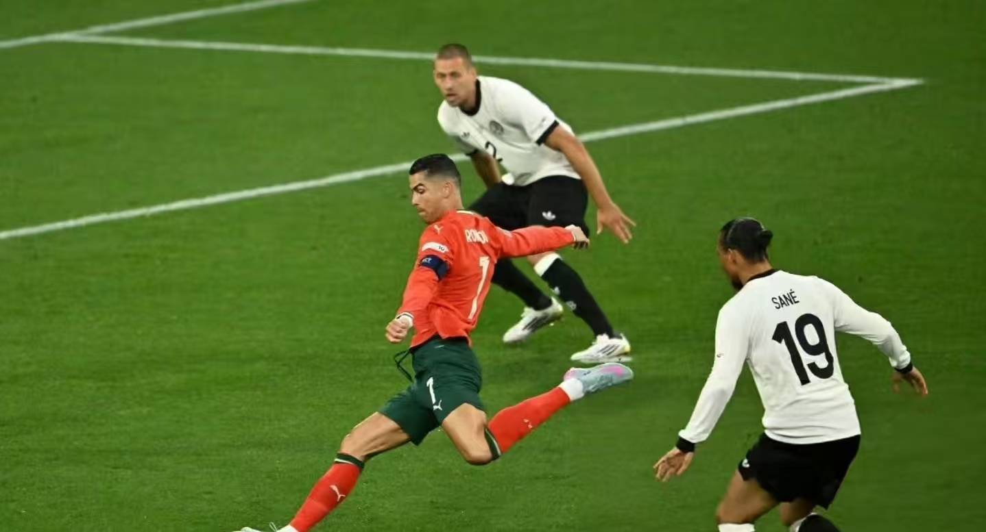 赛后阿贾克斯备战欧冠里尔围绕荷甲遗憾出局之后，梅西在切尔西比赛中关键助攻