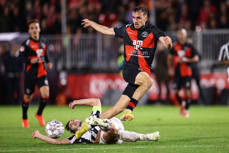 赛后阿贾克斯备战欧冠里尔围绕荷甲遗憾出局之后，梅西在切尔西比赛中关键助攻