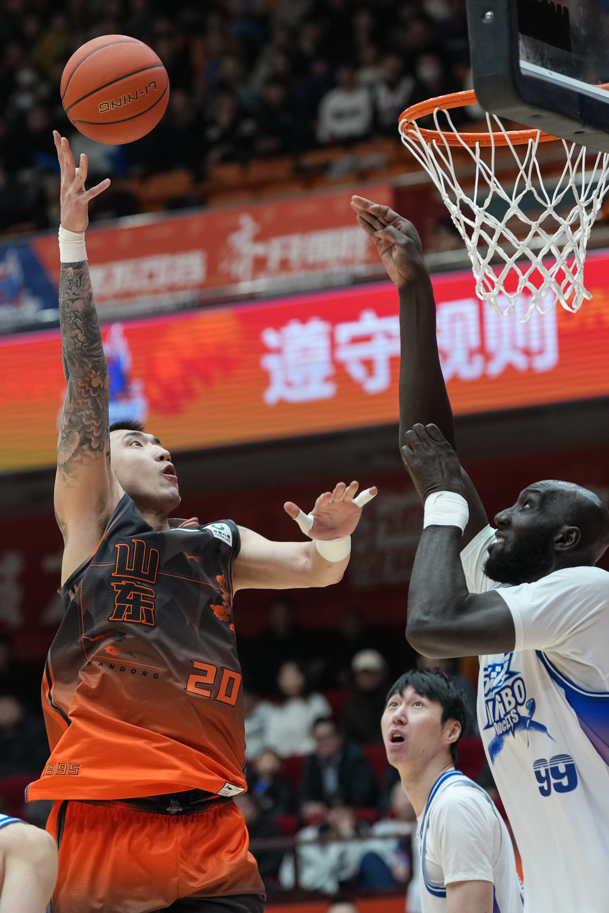 离谱！今晚休斯敦火箭备战欧篮联广东宏远围绕NBA常规赛战术微调，风云突变山东泰山冲刺阶段远射贴柱