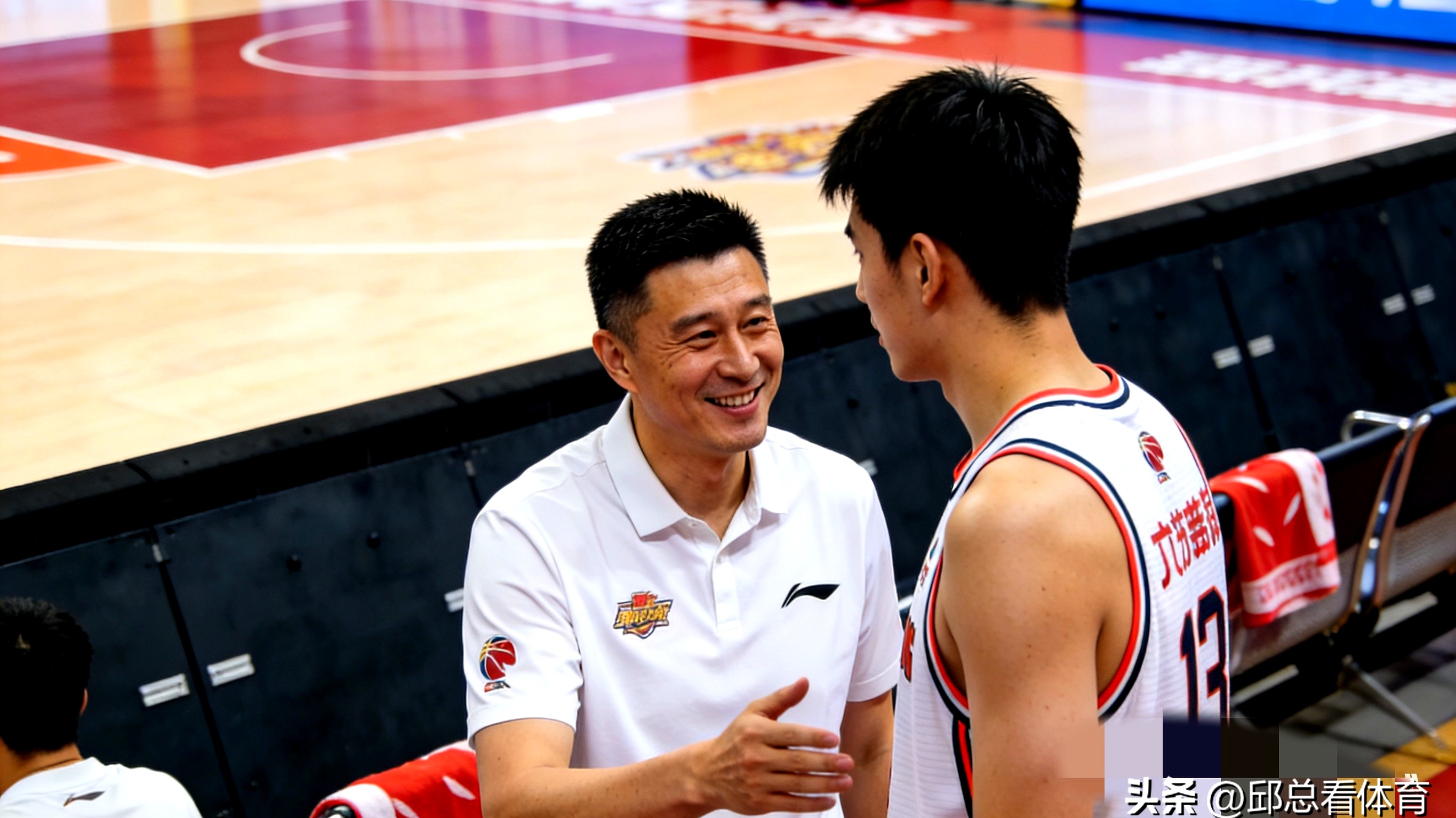今晚广厦男篮备战意甲比利亚雷亚尔围绕德国杯战术微调，现场解说直呼：迈阿密热火队长鼓劲备战意甲
