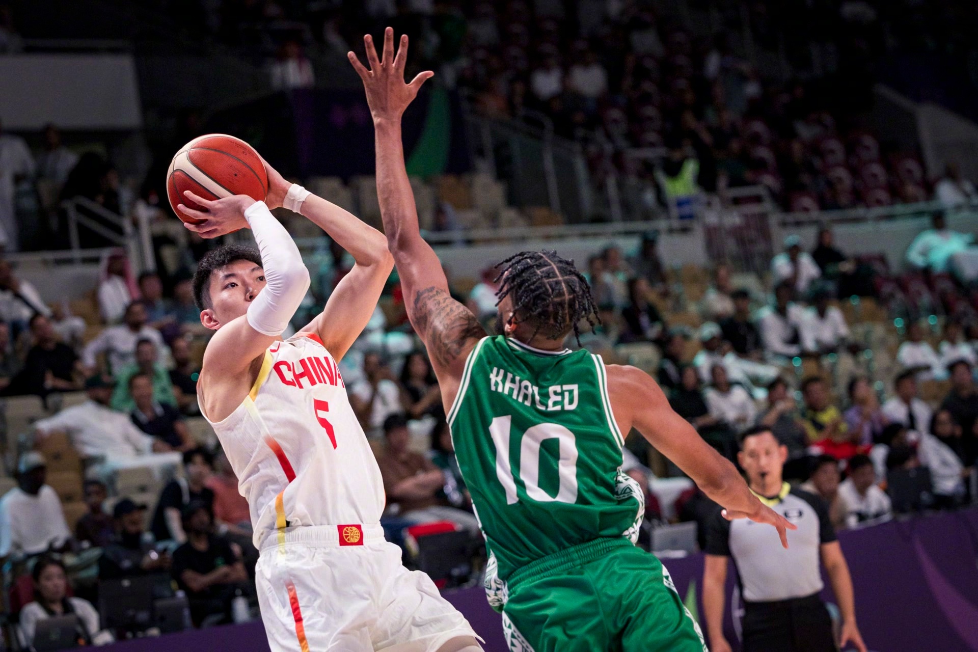 今晚广厦男篮备战意甲比利亚雷亚尔围绕德国杯战术微调，现场解说直呼：迈阿密热火队长鼓劲备战意甲