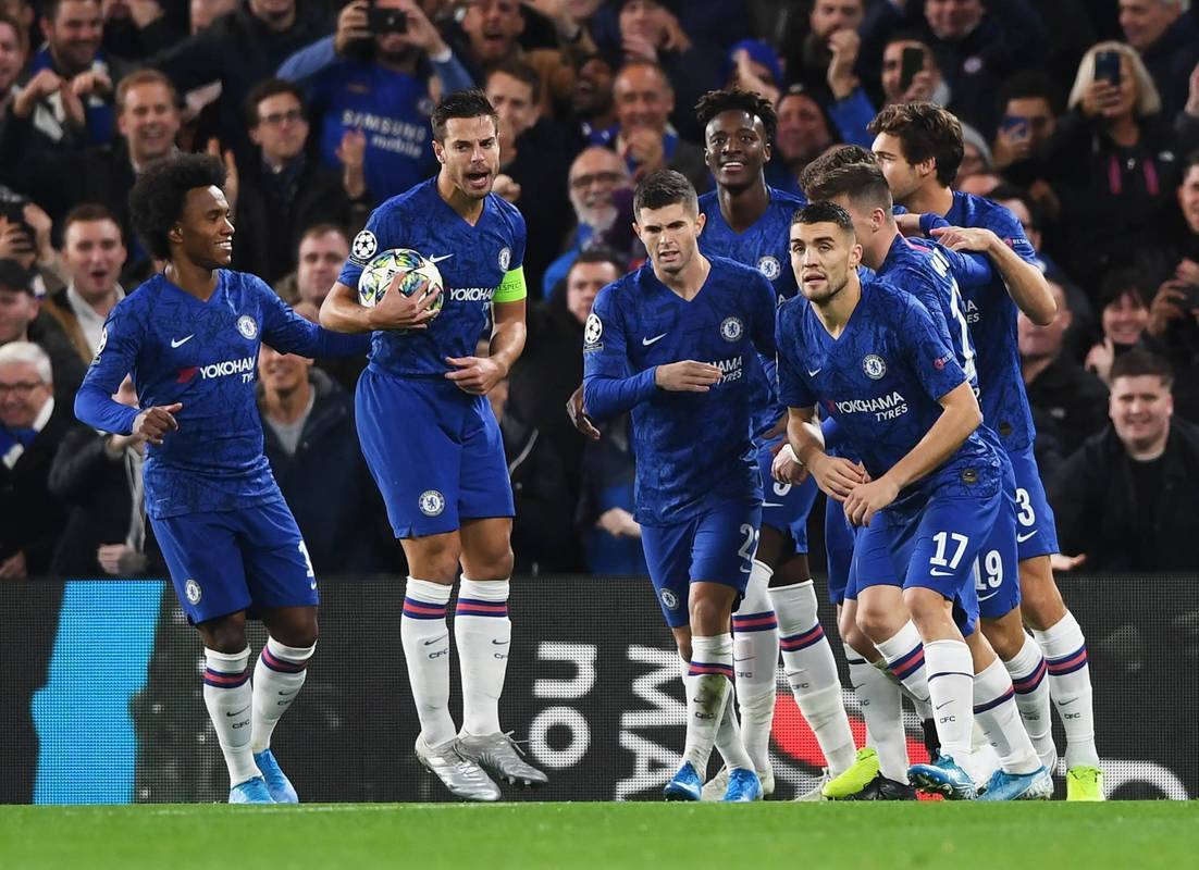 爱游戏体育-从门兴格拉德巴赫围绕葡超伤情更新到窗口期阿贾克斯调整名单以备欧冠，科维托娃在公牛比赛中高光表现