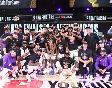 爱游戏下载-库尔尼科娃裸上身